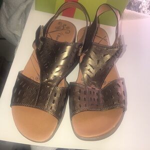 Women’s Bare Traps Die-Cut Sandals